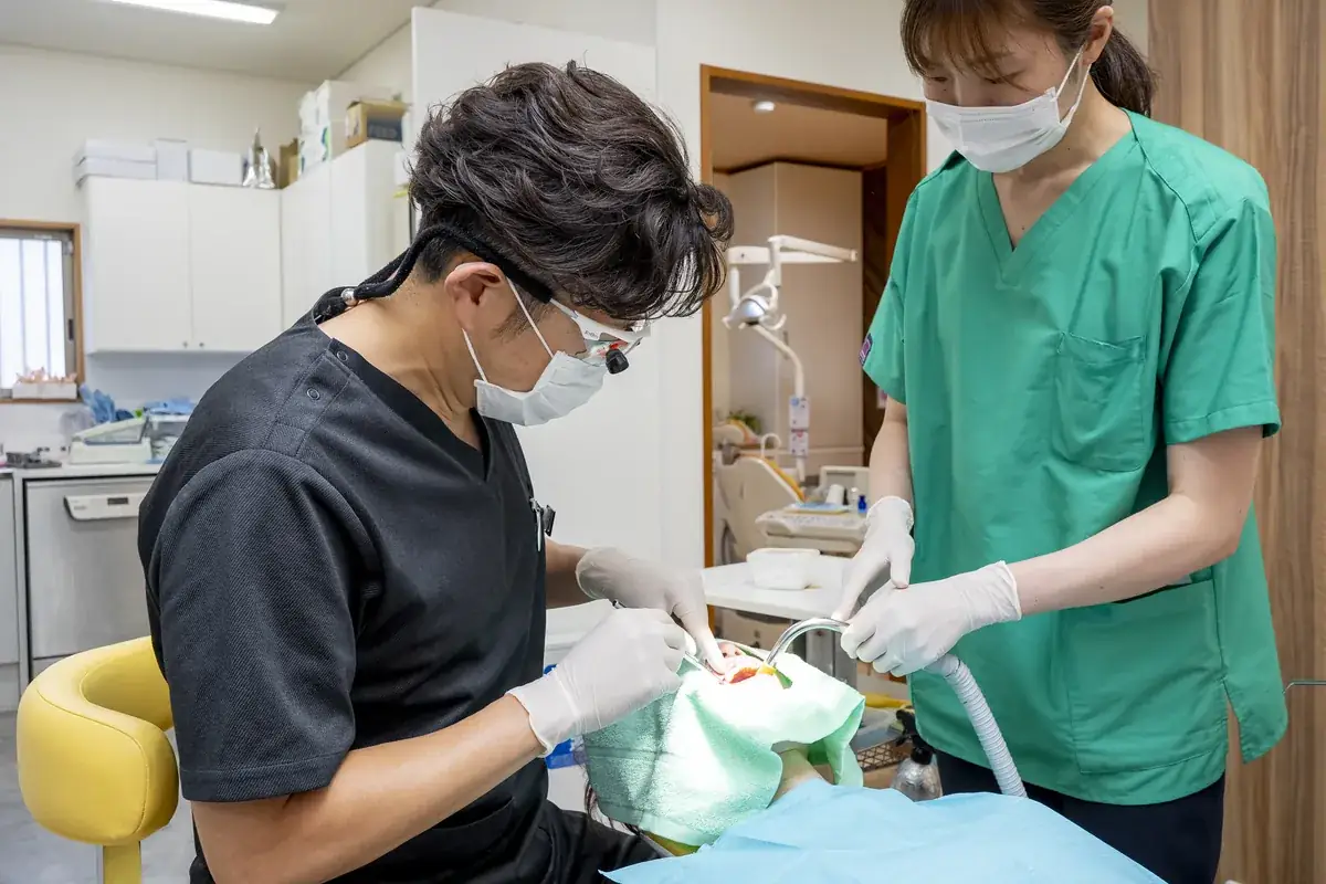 歯科医師とスタッフによる診療の様子