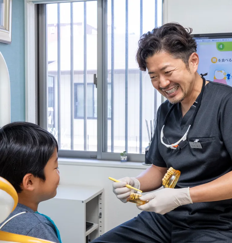 お子さまに治療をご説明する院長