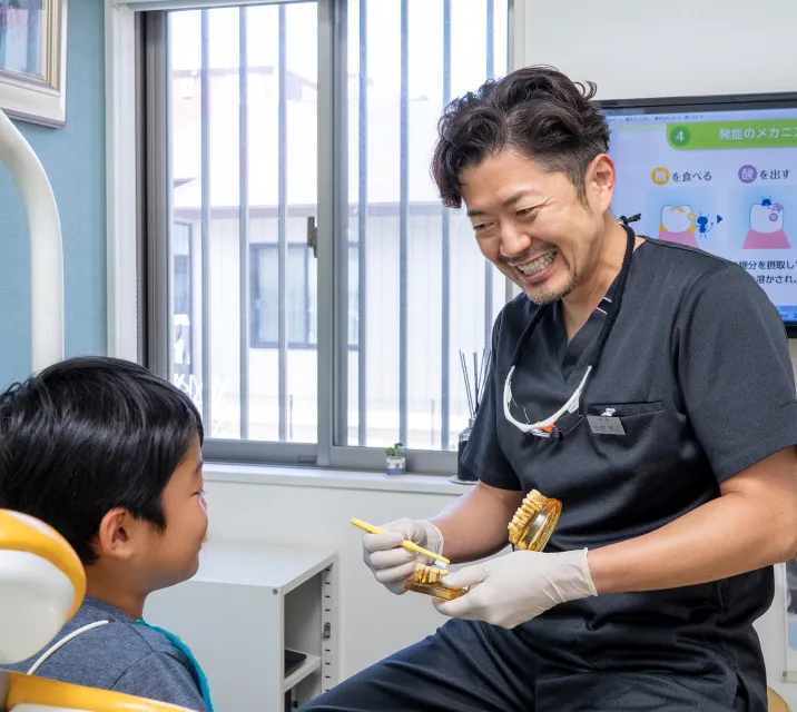 お子さまに治療をご説明する院長